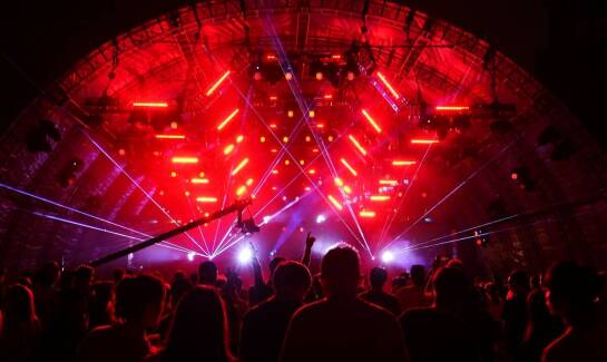 Wynajem sceny: jak zapewnić bezpieczeństwo na imprezach?