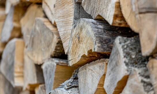Przechowywanie drewna w Rzeszowie – najlepsze praktyki