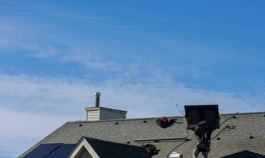 Krok po kroku: jak przebiega instalacja słonecznych kolektorów?