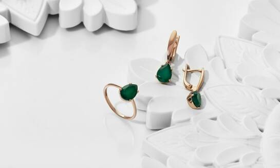 Butelkowa zielona sukienka – jakie dodatki podkreślą jej wyjątkowy kolor?