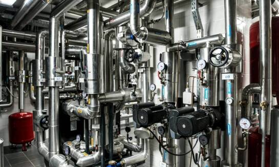 Instalacje sanitarne w przemysłowych budynkach – jakie rozwiązania są najbardziej efektywne?