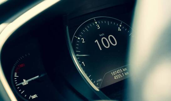 Dlaczego regularna wymiana tachografu jest istotna dla ewidencji czasu pracy?