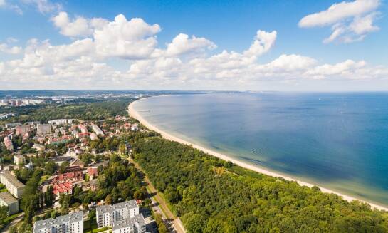 Zalety spędzania czasu na świeżym powietrzu podczas wczasów dla seniorów nad Bałtykiem