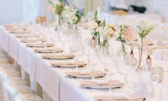 Jak kwiaciarnia w Szczyrku tworzy dekoracje sal weselnych?