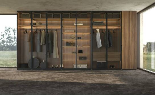 Jak dobrać odpowiednie elementy wyposażenia do wnętrza szafy do zabudowy?