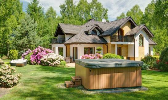 Jakie są korzyści z integracji zaawansowanego systemu audio w baliach?