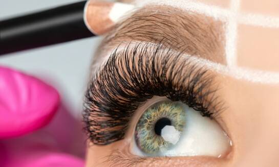 Laminacja brwi: sposób na trwały efekt zadbanych brwi