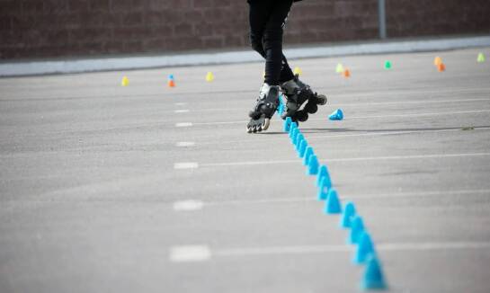 Jakie są kluczowe różnice między zajęciami dla dzieci a zajęciami dla młodzieży w naszej ofercie rolkowej?