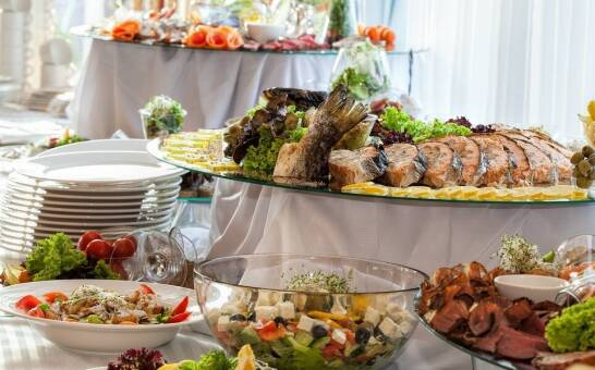 Jakie wegetariańskie dania warto uwzględnić w menu na bankiety?