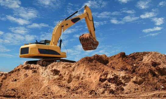 Jakie są zalety wynajmu koparko-ładowarki do robót ziemnych?