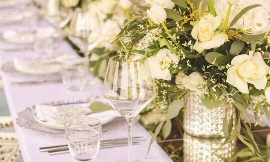 Jakie ślubne akcesoria są niezbędne przy organizacji ślubu w plenerze?