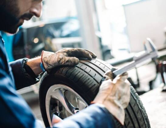 Ocena stanu ogumienia – kiedy warto odwiedzić serwis?