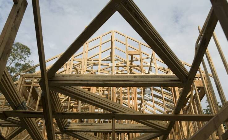 Jak wybrać odpowiednie dachowe wiązary dla energooszczędnego domu?
