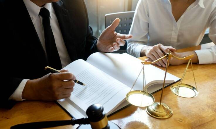 Jak adwokat może wspierać klientów w sprawach dotyczących przestępstw przeciw wolności seksualnej?