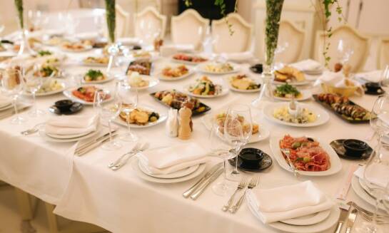 Jak wykorzystać potencjał przestrzeni bankietowej na weselu?