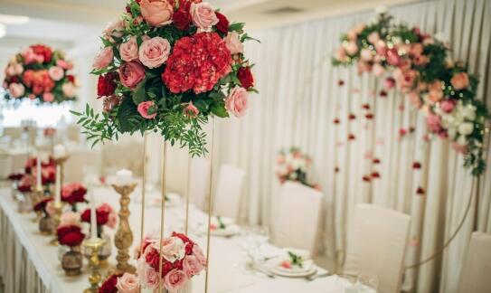 Jakie możliwości aranżacyjne oferuje sala weselna w Płocku dla różnych stylów przyjęć?