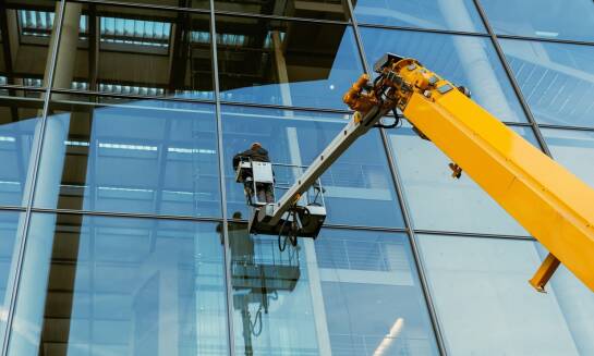 Zastosowanie koszowych podnośników w konserwacji elewacji – minimalizacja ryzyka uszkodzeń