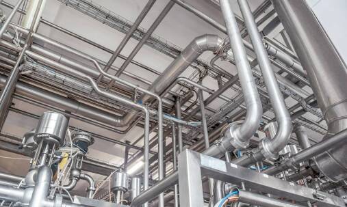 Jak instalacje ciepłownicze przyczyniają się do redukcji emisji w przemyśle?