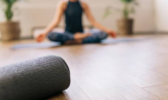 Joga online dla seniora – jakie akcesoria mogą się przydać podczas ćwiczeń?