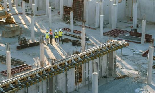 Wybór maszyny do natryskowego szpachlowania a specyfika projektu budowlanego