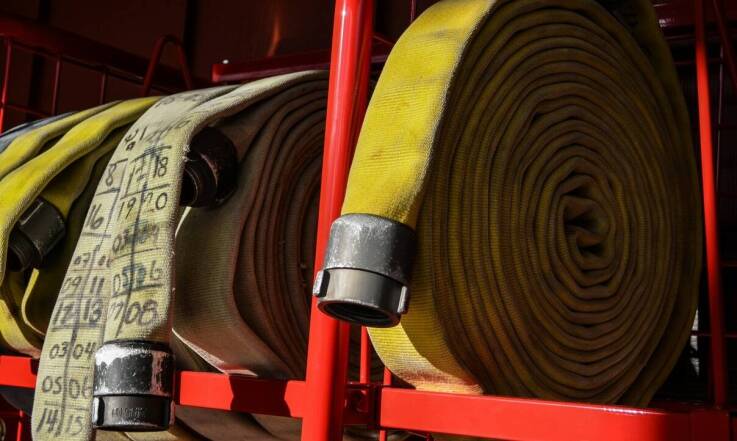 Dlaczego warto zainwestować w wysokiej jakości gaśnicze koce dla swojej firmy?