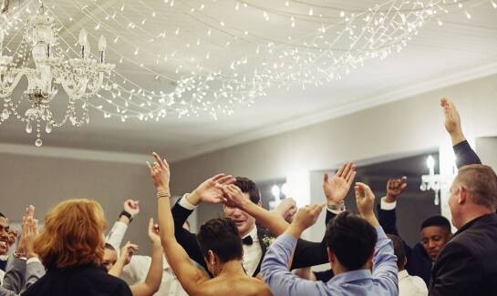 Wpływ muzyki na atmosferę wesela - co oferuje DJ w Słupsku