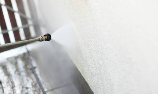 Czyszczenie hydrodynamiczne elewacji i murów z kamienia – zalety tej metody