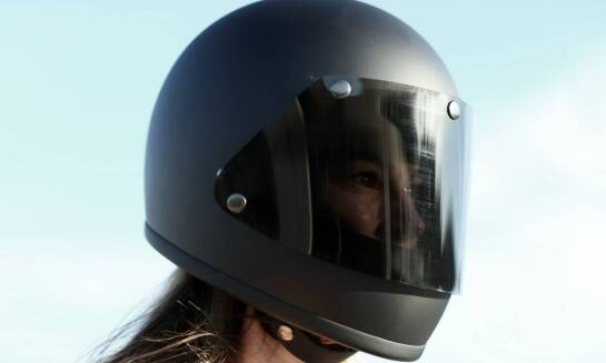 Jakie materiały dominują w produkcji otwartych kasków motocyklowych?