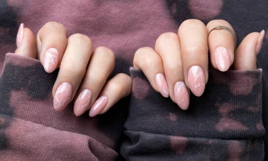 Hybrydowy manicure jako sposób na dłużej utrzymujący się efekt lakieru