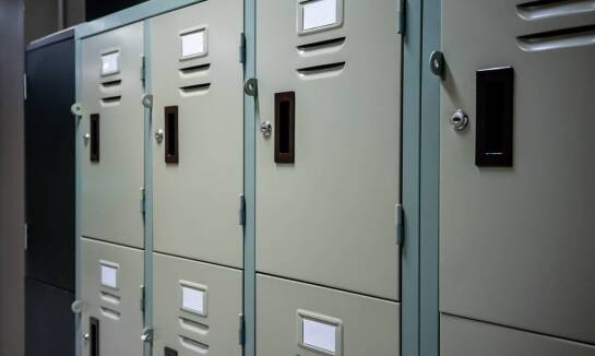 Szafki do szkolnej szatni z zabezpieczeniami – jakie systemy warto rozważyć?