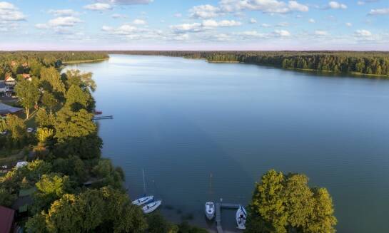 Jakie są najważniejsze korzyści z wynajmu jachtu na Mazurach z pełnym gastronomicznym serwisem?