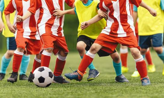 Piłka nożna jako sposób na budowanie relacji społecznych wśród dzieci.