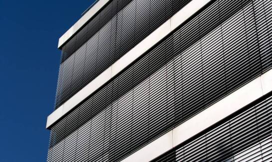 Wpływ zewnętrznych rolet na ekologiczne rozwiązania budowlane