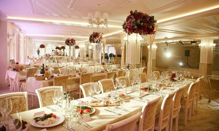 Jakie są najnowsze trendy w dekoracjach na studniówkę?