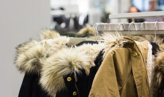 Jakie cechy wyróżniają damskie płaszcze od polskiego producenta?