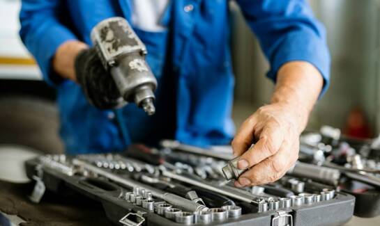 Różnice pomiędzy serwisem a naprawą wózków widłowych i kiedy wybrać każdą z opcji.