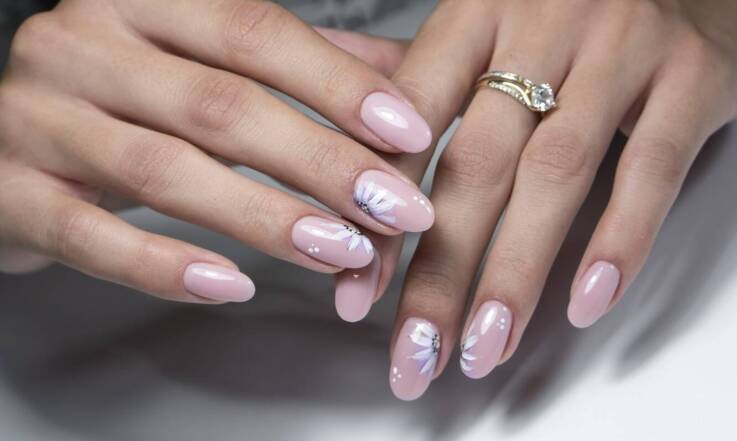 Najnowsze trendy w manicure: Co oferuje kosmetyczny salon?