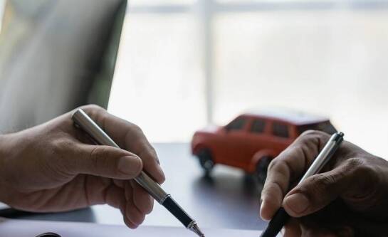 Jak samochodowy rzeczoznawca analizuje koszty wynajmu zastępczego samochodu?