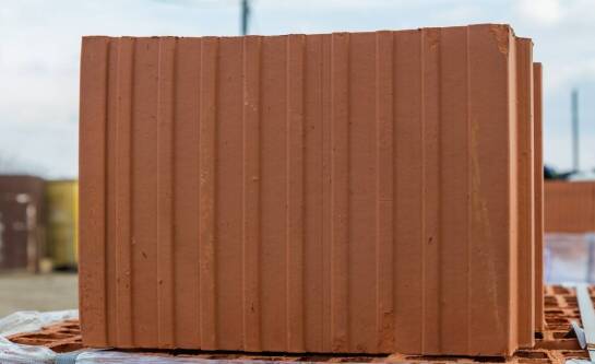 Pełna cegła budowlana: dlaczego warto ją wybrać do projektów renowacyjnych?
