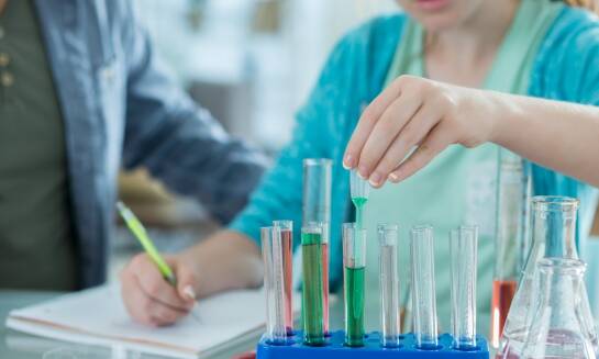 Jak profesjonalna chemia wspiera codzienną działalność placówek edukacyjnych?