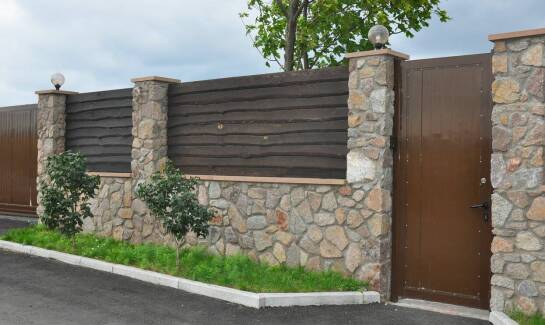 Jakie funkcje pełnią ozdobne pustaki w ogrodzeniach?