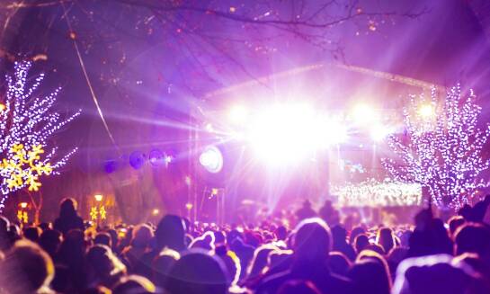 Jak wynajem nagłośnienia wpływa na jakość plenerowej imprezy?