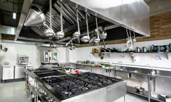 Innowacyjne podejście do produkcji gastronomicznych mebli ze stali nierdzewnej