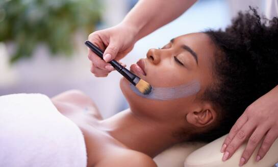 Igłowa mezoterapia w salonie kosmetycznym – jak poprawia kondycję skóry?