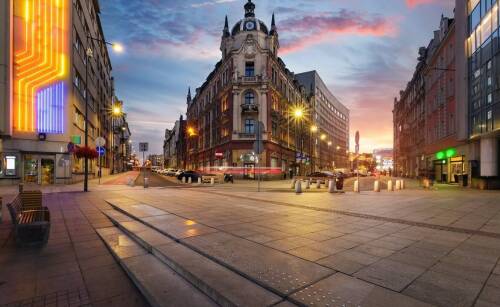 Różnorodność asortymentu na halach targowych w Łodzi - co warto kupić?