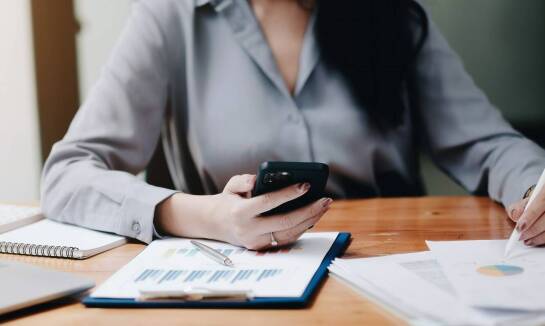 Jak mobilne księgowe usługi ułatwiają zarządzanie finansową dokumentacją?