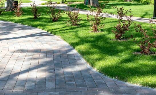 Integracja systemów nawadniających z ogrodową architekturą