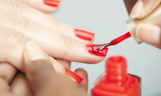 Dlaczego warto zdecydować się na żelowe paznokcie zamiast hybrydowych?