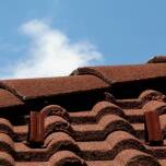 Dlaczego ceramiczne dachówki są cenionym wyborem dla skośnych dachów?