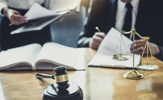 Jak adwokat może pomóc w uzyskaniu zadośćuczynienia za niematerialne szkody?